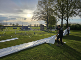 Opbouwen tent op sportpark 'Het Springer' (maandag 29 april 2024) (11/41)